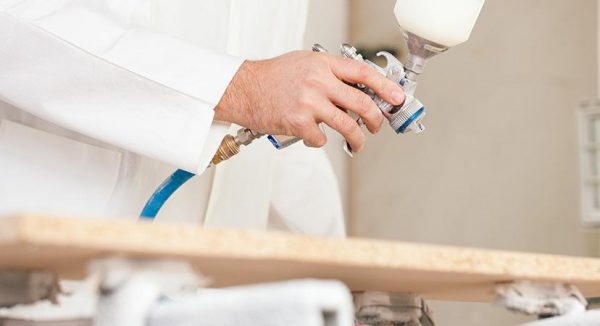 Aplicación de barnices y lacas